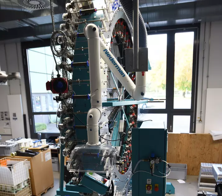 Innovative FVK-Flechtmaschine: ✓radial- & axial ✓wirtschaftliche Automatisierung mit Nanotec Elektromotoren ✓schnell und definiert wickeln, schären und weben
